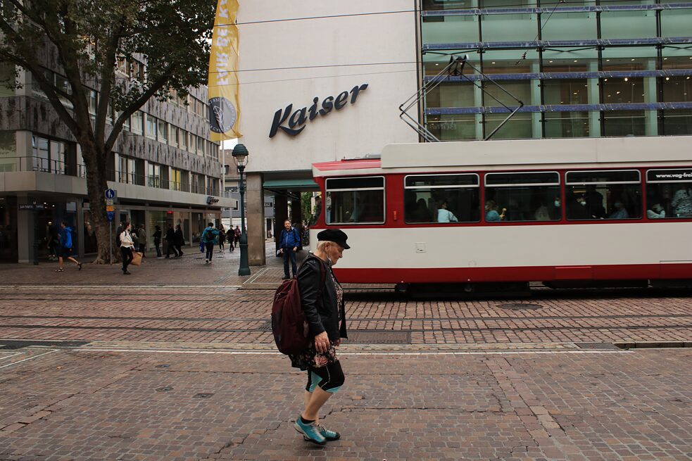  Il traffico di tram e pedoni sulla Kaiser-Joseph-Straße 