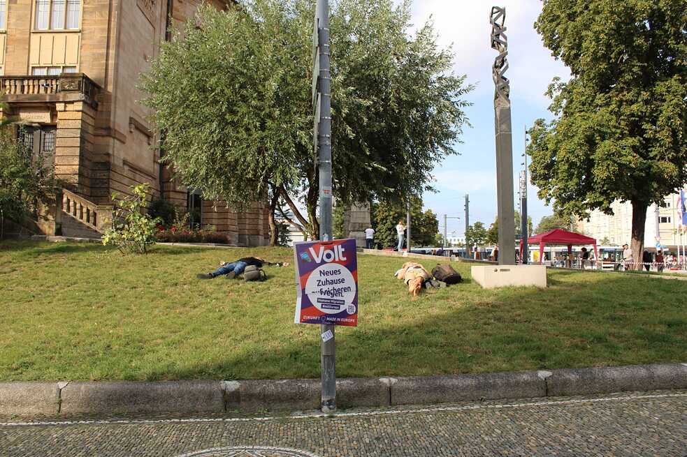 Pause auf der Wiese zwischen Bibliothek und Stadttheater