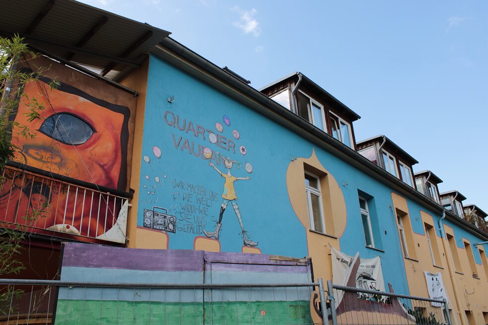 Un murales all’ingresso del quartiere Vauban