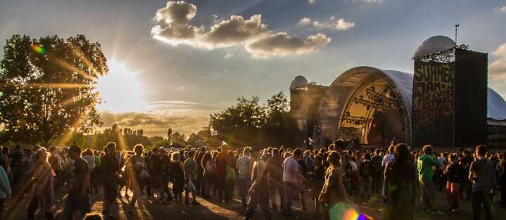 Das Gelände des Summerjam in der Dämmerung