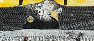 Ron, del colectivo artístico Captain Borderline, en 2013 en Colonia, pasando por delante del mural “Surveillance of the fittest”, creado por artistas del colectivo con el propósito de llamar la atención sobre los métodos de vigilancia del servicio secreto estadounidense NSA.