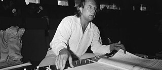 Komponist Karlheinz Stockhausen bei der Probe zu Michaels Heimkehr. Foto: Croes, Rob C. / Anefo