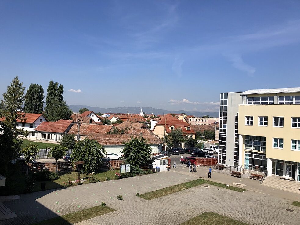 Der Schulhof, im Hintergrund sind die Berge zu sehen
