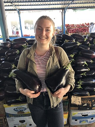 Riesige Auberginen auf dem Markt