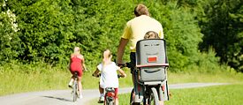 En familj på fyra gör en utflykt på cykel.