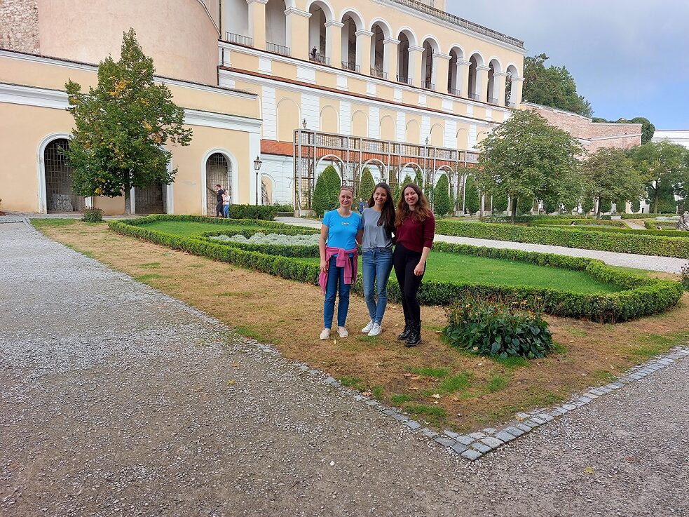 Katka, ich und Lucie im Schlossgarten von Mikulov