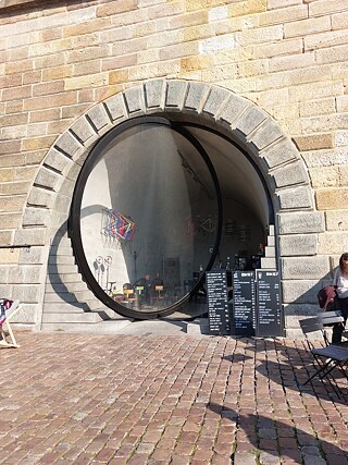 Café an der Moldau in einer ehemaligen Fahrradwerkstatt
