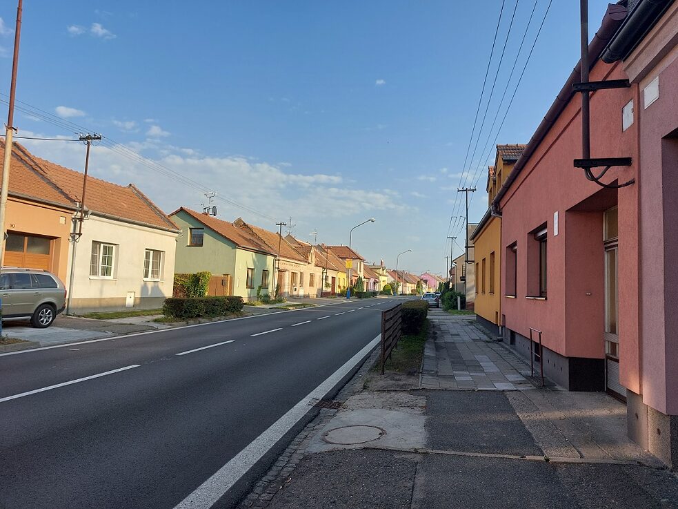 Eine Straße in Břeclav – jedes Haus hat eine andere Farbe