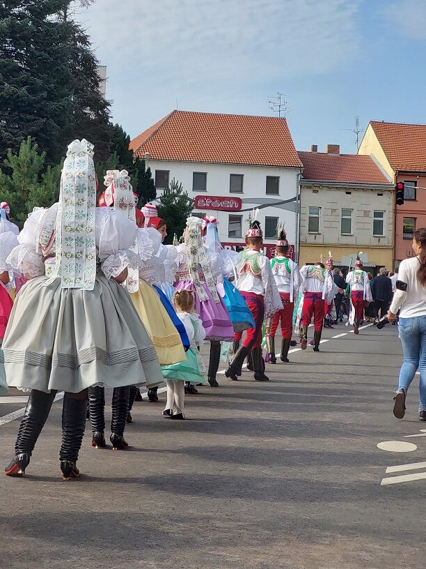 Straßenumzug – jeder Rock hat eine andere Farbe
