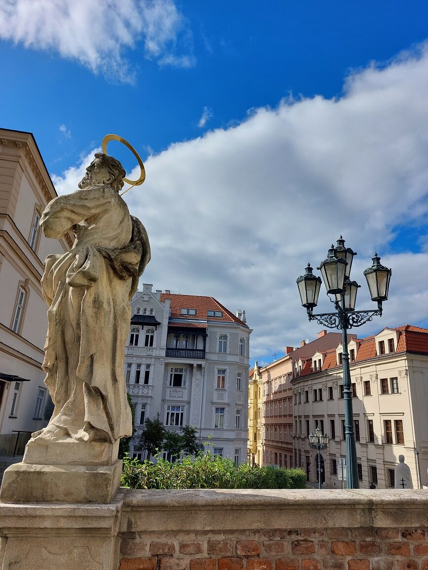Strahlende Gassen, die zum Spazieren einladen