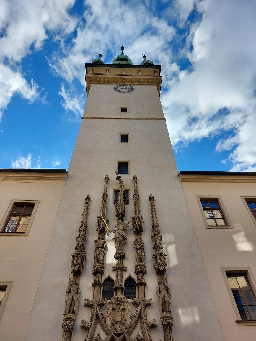 Das alte Rathaus von Brno mit schiefem Turm