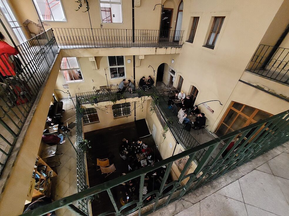 Studierenden-Bar in der Nähe des Rathauses