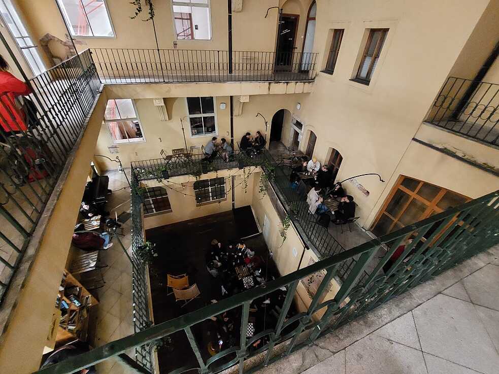 Studierenden-Bar in der Nähe des Rathauses