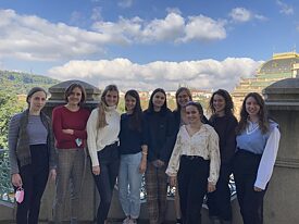 Alle SCHULWÄRTS!-Praktikantinnen und kulturweit-Freiwilligen auf dem Balkon des Goethe-Instituts