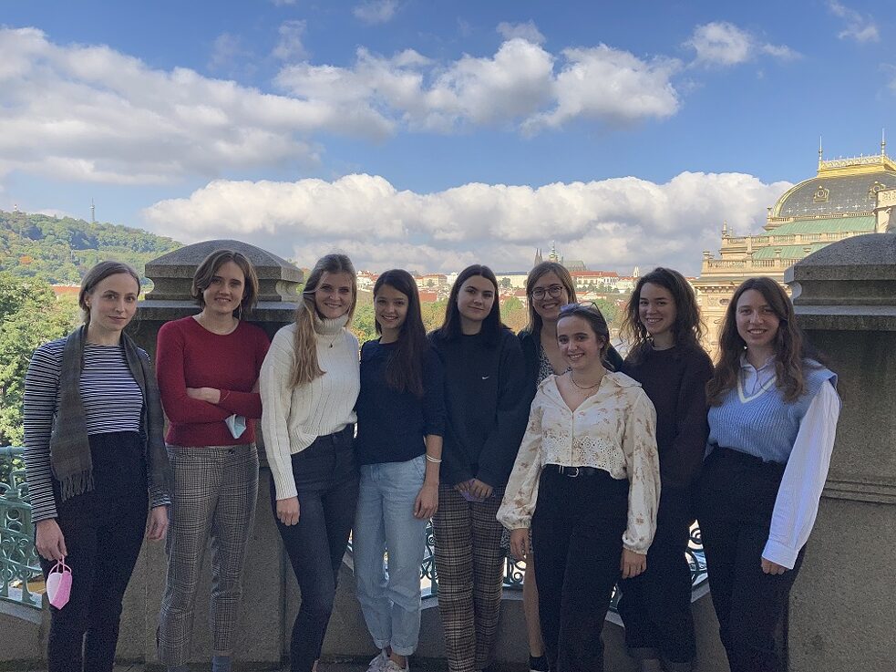 Alle SCHULWÄRTS!-Praktikantinnen und kulturweit-Freiwilligen auf dem Balkon des Goethe-Instituts