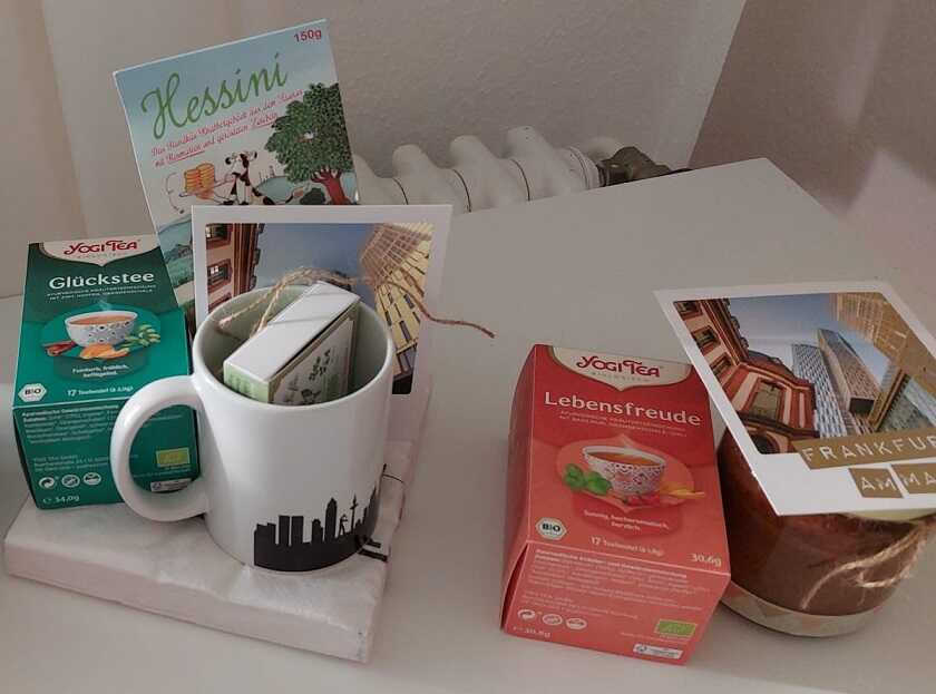 Meine Gastgeschenke: verschiedene Mitbringsel aus Frankfurt, Grüne-Soße-Kräuter und Tee