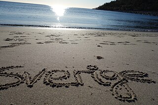 Sverige-Schriftzug im Sand