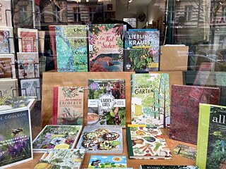 Buch von Irene Penazzi im Schaufenster zum Thema Pflanzen und Gärten, Buchhandlung Kunst-Buch Kollwitzplatz in Berlin-Prenzlauer Berg