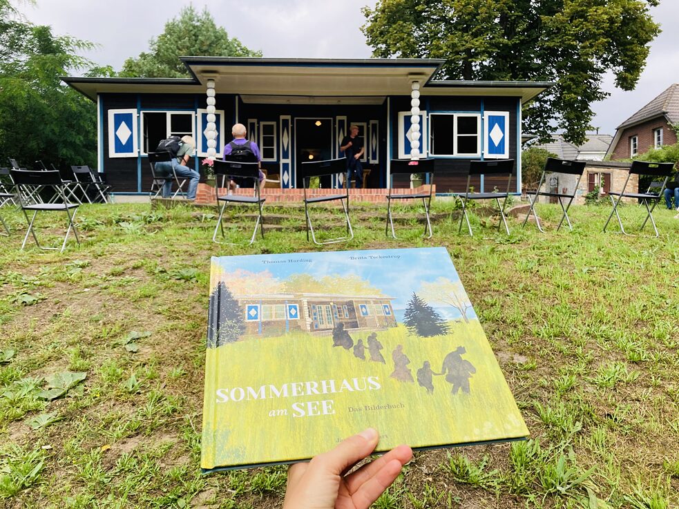 Il libro Sommerhaus am See davanti alla casa protagonista della storia