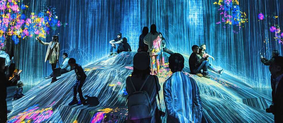 Menschen inmitten einer Virtual-Reality-Installation
