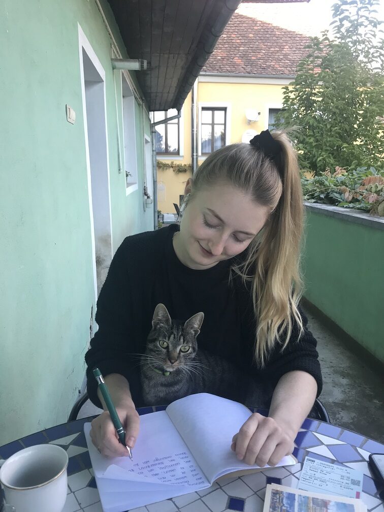 Tierische Unterstützung bei der Unterrichtsvorbereitung auf der Terrasse