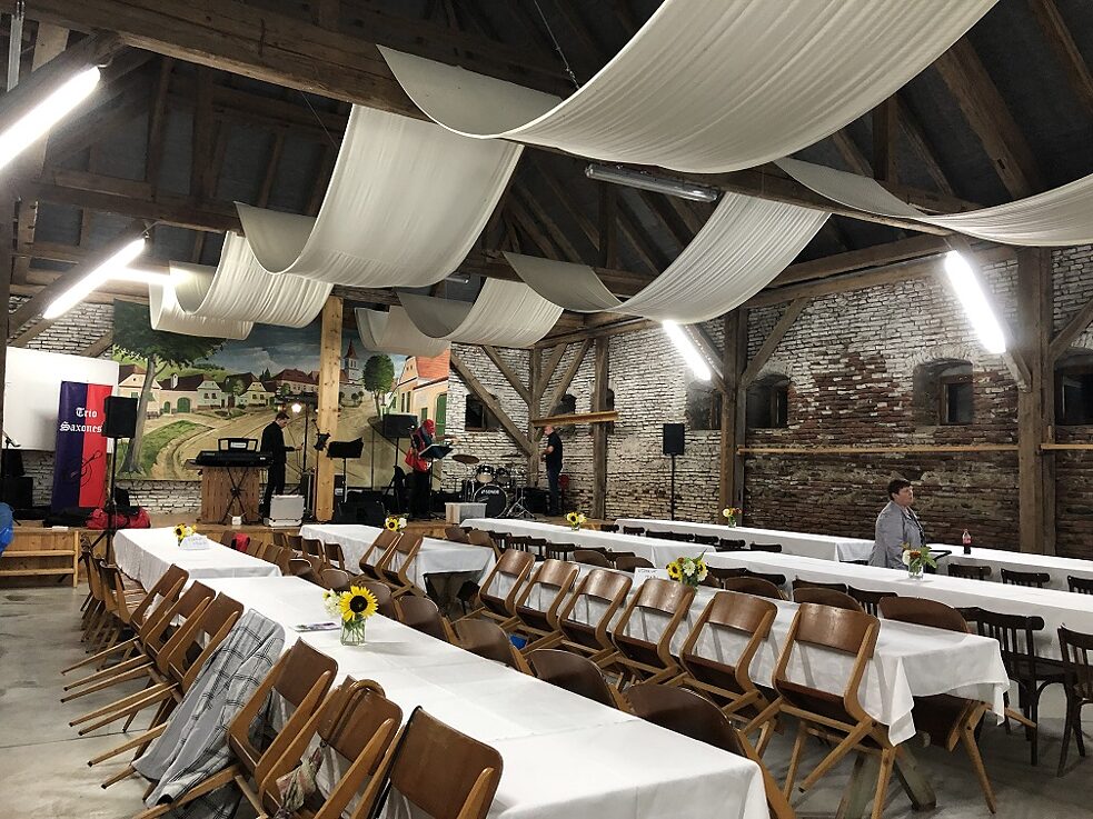 Schön geschmückt: Die Festscheune auf dem Kirchhof