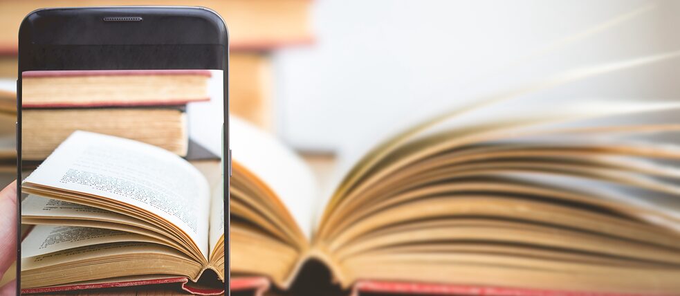 Im Mittelpunkt steht das Bild: Für Instagram werden Bücher auf Kaffeetischen drapiert, im Freien inszeniert oder fürs Selfie in die Kamera gehalten.
