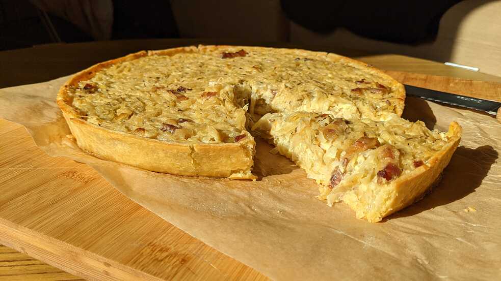Das Bild zeigt einen Zwiebelkuchen