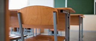 Stühle und Tafel im Klassenzimmer