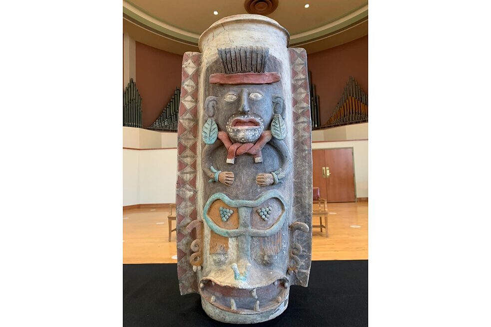 The USA returns a Mayan urn made between 900 - 1600 AD.