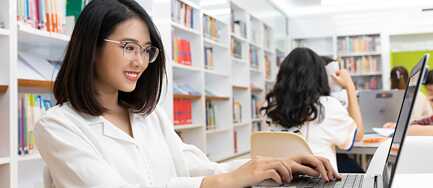 Einer Lernerin am Laptop