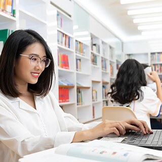 Einer Lernerin am Laptop