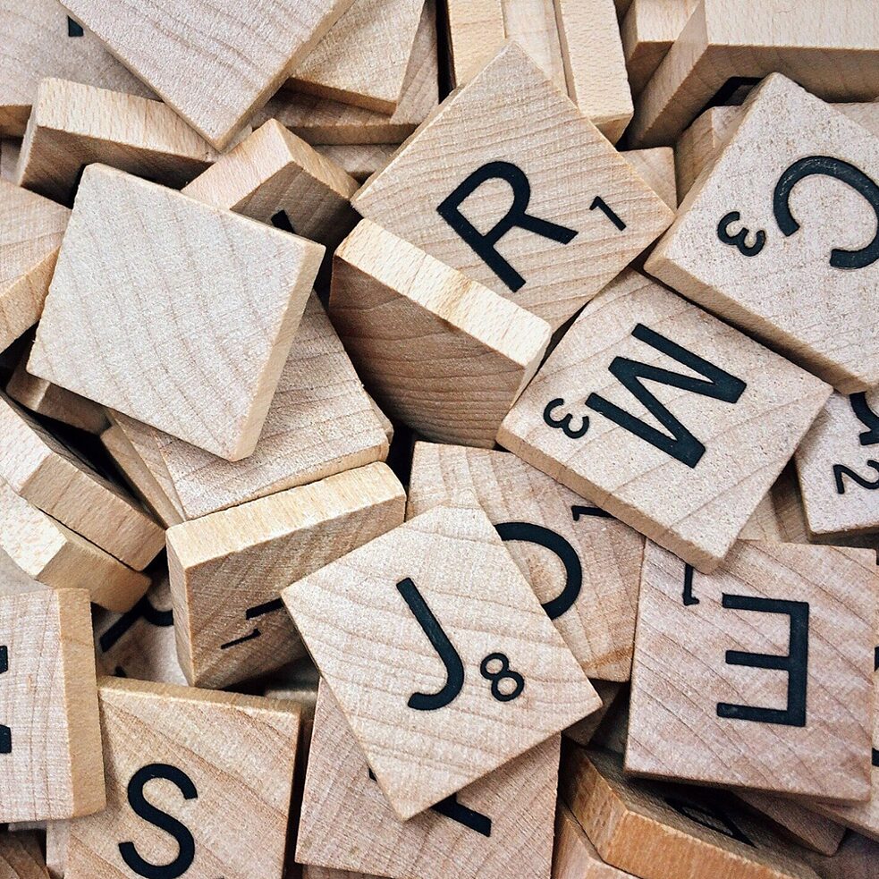 En haug med Scrabble-bokstaver
