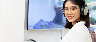 Einer Lernerin mit Kopfhörer