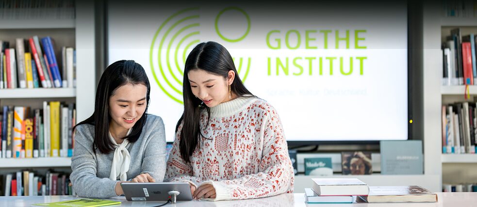 zwei Fraeun im Goethe-Institut Peking