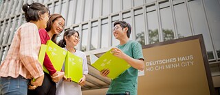 Gruppe von Schüler*innen vor dem Deutschen Haus in Ho-Chi-Minh-City