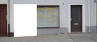 Weiße Platte vor Ladengeschäft