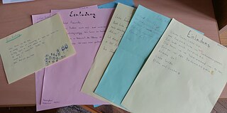 Einladungskarten aus einer Unterrichtsstunde zum Thema Geburtstag