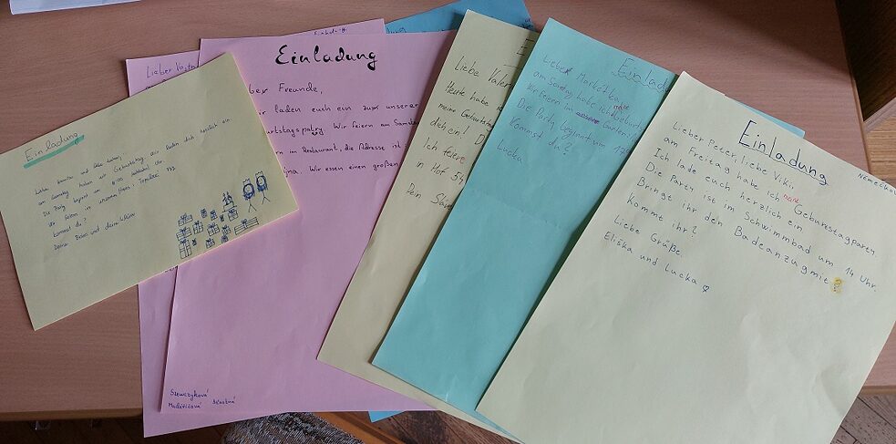 Einladungskarten aus einer Unterrichtsstunde zum Thema Geburtstag