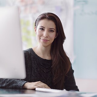 Frau vor einem Laptop sitzend