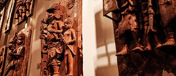 Restitution – Nahaufnahme von Benin-Tafeln im British Museum in London