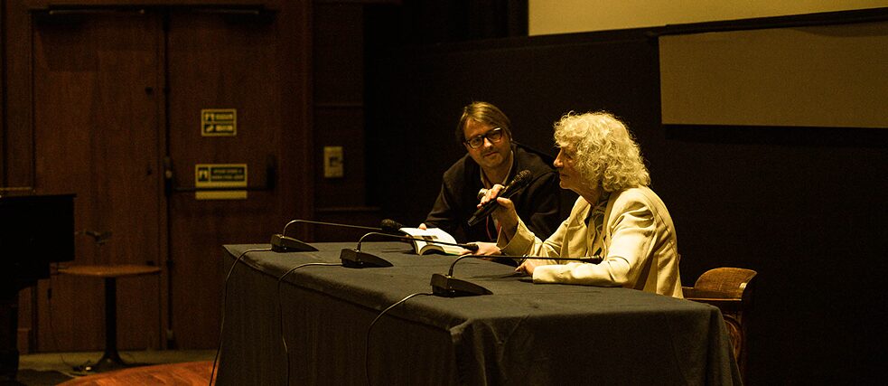 A realizadora Ulrike Ottinger e o programador Boris Nelepo em conversa na Cinemateca Portuguesa.