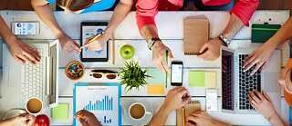 Gruppenarbeit mit Schüler*innen mit digitalen Medien