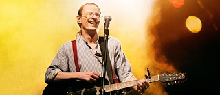 Gundermann spielt Gitarre auf der Bühne