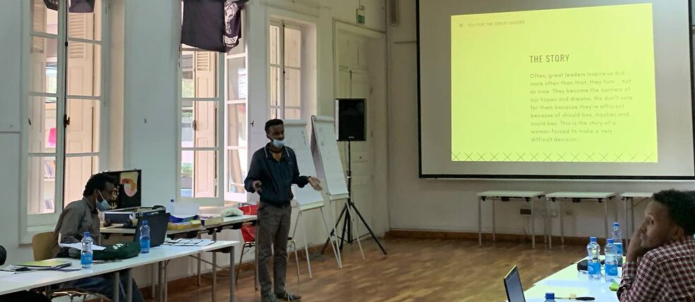 Um participante do workshop apresentando a sua história.