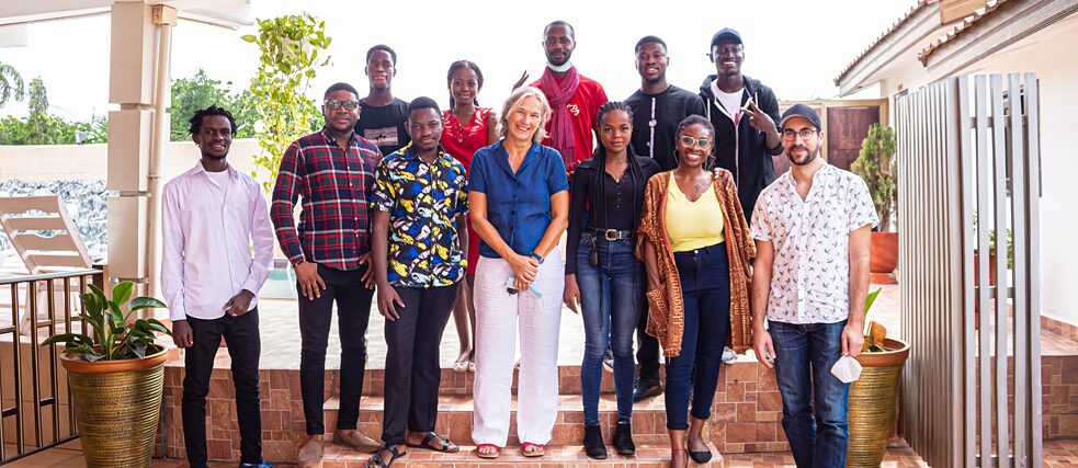Une photo de groupe de tous les participants à l'atelier, des formateurs et du directeur du Goethe-Institut du Ghana.