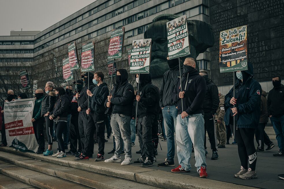 전염병 확산 억제 조치에 반대하는 네오나치들이 켐니츠에서 시위하다. 코로나 위기 속 독일에서는 사회 각계각층에서 우익 극단주의 운동이 크게 성장했다. 촬영일: 2021년 5월 1일, 켐니츠.