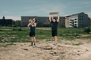 Während Fitnessstudios geschlossen sind, trainieren Max und sein Freund unter freiem Himmel auf einer Brachfläche in Leipzig. Aufnahmedatum: 09.05.2021, Leipzig. 