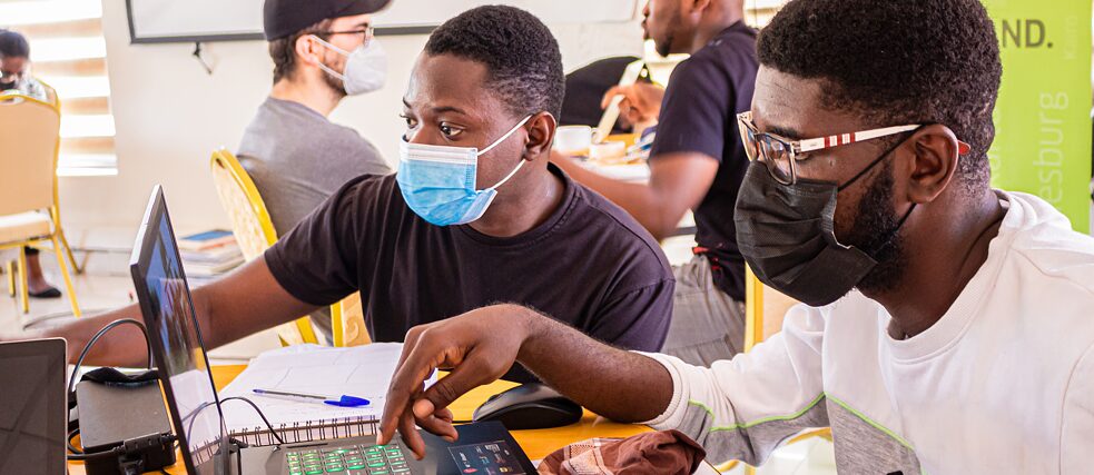 Deux participants à l'atelier travaillant ensemble sur leur bande dessinée commune.