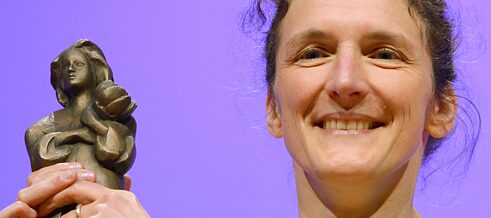 Martina Wildner bei der Verleihung des Deutschen Jugendliteraturpreises 2014 mit dem „Momo“-Pokal. 